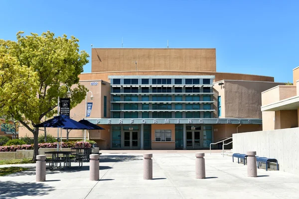 カリフォルニア州アーバイン 2023年4月2日 ノースウッド高校キャンパスの舞台芸術ビル — ストック写真