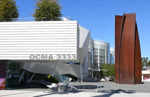 Costa Mesa California Apr2023 橙县艺术博物馆 Ocma 和连接器是一座65英尺高的钢制雕塑 — 图库照片