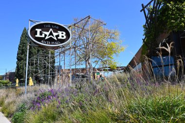 COSTA MESA, CALIFORNIA - 4 APR 2023: Moda perakende satış mağazaları, çeşitli restoranlar ve sanat galerilerinin yer aldığı modern, açık hava merkezi.