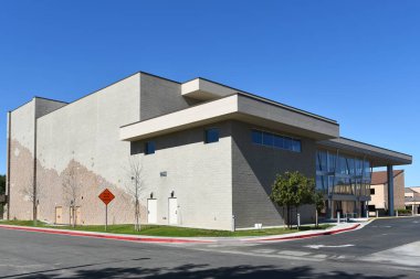 IRVINE, CALIFORNIA - 4 Nisan 2023: Woodbridge Lisesi 'nin kampüsündeki Sahne Sanatları Binası
