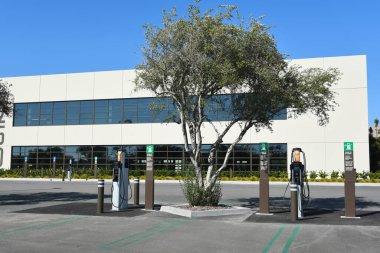 IRVINE, CALIFORNIA - 9 APR 2023: Yenilik Ofisi Parkı 'ndaki EV Şarj İstasyonu, yaratıcı ofisler ve sağlıklı işyeri tasarımı sunan modern bir köy.