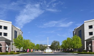 SANTA ANA, CALIFORNIA - 16 Nisan 2023: İlk Amerikan Ünvan Şirketi Kampüsü. 