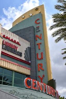 ORANGE, CALIFORNIA - 18 APR 2023: Century Tiyatrosu, Century Stadyumu 25 ve XD kompleksi koltuklar, bar servisi, yemek ve atıştırmalıklar sunuyor, 