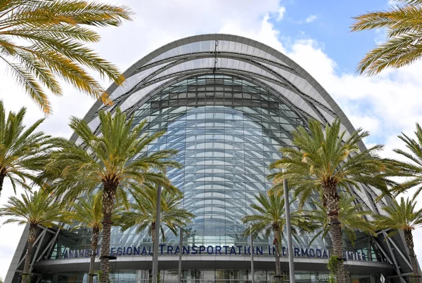 Anaheim California Abr 2023 Palmeiras Enquadrando Centro Intermodal Transporte Regional — Fotografia de Stock