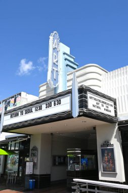 LONG BEACH, CALIFORNIA - 19 Nisan 2023: The Art Theatre on 4th Streets Retro Row, restore edilmiş 1920 'ler tiyatrosunda, bağımsız film ve belgesellerin gösterildiği bir şarap ve kafe ile.