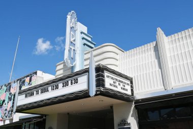 LONG BEACH, CALIFORNIA - 19 Nisan 2023: The Art Theatre on 4th Streets Retro Row, restore edilmiş 1920 'ler tiyatrosunda, bağımsız film ve belgesellerin gösterildiği bir şarap ve kafe ile.