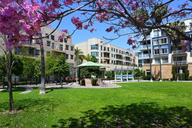 LONG BEACH, CALIFORNIA - 19 APR 2023: Gezinti güvertesi boyunca Gezinti Meydanı Parkı 6 blok uzunluğunda bir yaya geçidi..