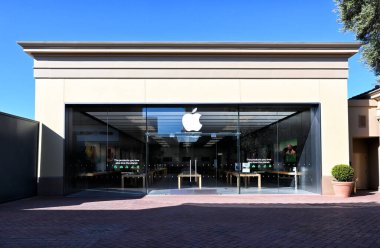 NEWPORT BEACH, CALIFORNIA - 22 Nisan 2023: Moda Adası 'ndaki Apple Store.