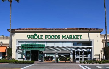 NEWPORT BEACH, CALIFORNIA - 22 Nisan 2023: Moda Adası 'ndaki Whole Foods Market.