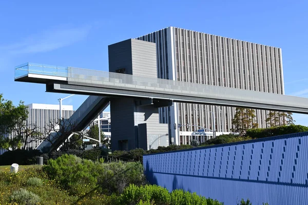 Newport Beach California Apr 2023 歩行者用橋はサンミゲルドライブを愛します背景にオフィスビルとシビックセンター公園の二つの半分を接続します — ストック写真