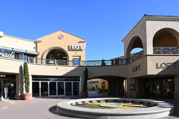 2023年6月22日 加利福尼亚州 纽波特海滩 罗特电影院 有体育场风格的座位 在时尚岛提供食物和饮料 — 图库照片
