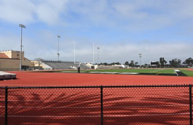 HUNTINGTON BEACH, CALIFORNIA - 23 Nisan 2023: Cap Sheue Field Huntington Beach Lisesi Kampüsü.