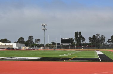 HUNTINGTON BEACH, CALIFORNIA - 23 Nisan 2023: Cap Sheue Field Huntington Beach Lisesi Kampüsü.