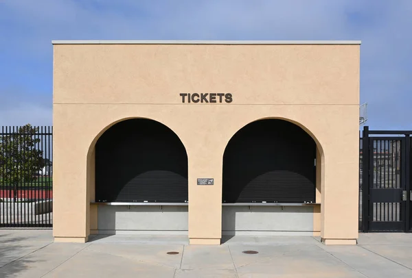 ハンティントンビーチ カリフォルニア州 20月2023 ハンティントンビーチ高校のキャンパスのキャップシーフィールドのチケットブース — ストック写真