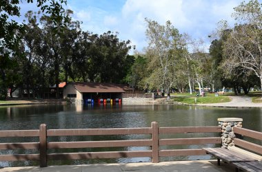 ORANGE, CALIFORNIA - 18 Nisan 2023 Irvine Bölgesel Parkı 'ndaki göl kıyısındaki Paddle Boat Kiralama Evi.