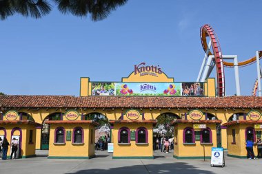 BUENA PARK, CALIFORNIA - 27 Nisan 2023: Knotts Berry Farm girişi ve bilet gişeleri. 