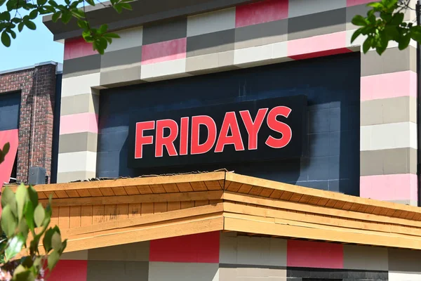 BUENA PARK, CALIFORNIA - 27 Nisan 2023: Knotts Berry Farm 'daki TGI Fridays restoranının kapatılması.