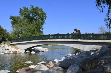 IRIVNE, CALIFORNIA - 24 Nisan 2023 Mason Bölgesel Parkı 'ndaki göl üzerinde köprü.