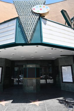 LOS ANGELES, CALIFORNIA - 12 Mayıs 2023: Bilet gişesine yakın çekim ve Hollywood Bulvarı 'ndaki eski Vine Tiyatrosu' nun afişi.