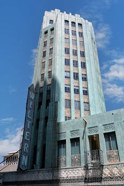 カリフォルニア州ロサンゼルス 2023年5月12日 ウィルシャー ブールバードの象徴的なアートデコビルにあるウィルター シアターの看板 — ストック写真