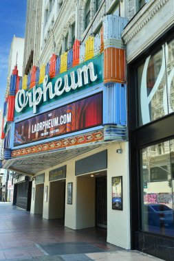 LOS ANGELES, CALIFORNIA - 17 Mayıs 2023: Los Angeles şehir merkezindeki Broadway 'deki Orpheum Tiyatrosu, şehirdeki en çok restore edilen tarihi film saraylarıdır..