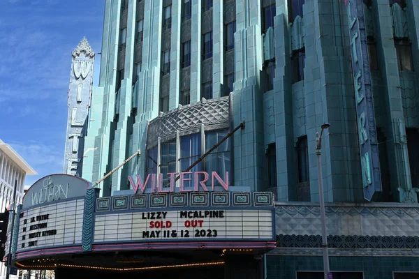 洛杉矶 洛杉矶 2023年5月12日 威尔特剧院在威尔特郡大道标志性装饰艺术大楼上的侯选人 — 图库照片