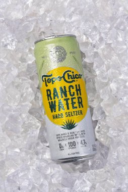 IRIVNE, CALIFORNIA - 29 Mayıs 20223: Buz yatağında bir kutu Topo Chico Çiftlik Suyu Sert Seltzer.