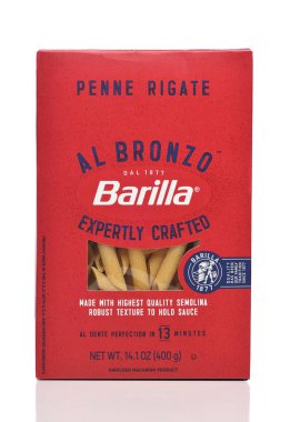 IRVINE, CALIFORNIA - 14 Temmuz 2023: bir kutu Barilla Al Bronzo Penne Rigate.