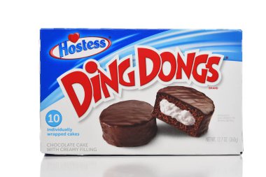 IRVINE, CALIFORNIA - 14 HAZİRAN 2023: Bir kutu Hostess Ding Dong ayrı ayrı paketlenmiş kek.