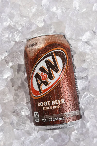 Irvine California Aug 2023 氷のベッドにAとWのルートビールの缶 — ストック写真