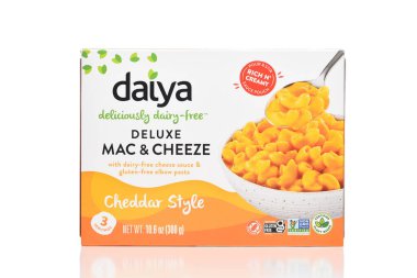 IRIVNE, CALIFORNIA - 27 AUG 2023: Bir kutu Daiya Deluxe Mac ve Cheese, Dairy Free Cheday Style Gluten Free. 