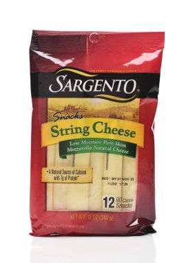 IRVINE, CALIFORNIA - 9 Eylül 2023: Bir paket Sargento String Cheese.