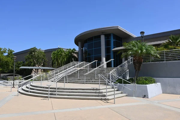 LA MIRADA, CALIFORNIA - 13 SEPT 2023: Şehir Merkezi 'ndeki La Mirada Kaynak Merkezi.