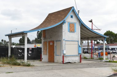 ORANGE, CALIFORNIA - 17 SEPT 2023: Orange County 'deki en eski benzin istasyonu, ana cadde ve Palmira' nın köşesinde tarihi bir dönüm noktası ilan edildi..