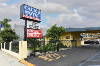 STANTON, CALIFORNIA - 17 Eylül 2023 Plaj Bulvarı 'ndaki Calico Motel' de imza at, Hwy 39.