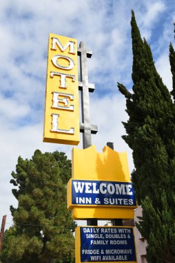 ANAHEIM, CALIFORNIA - 20 SEPT 2023 Lincoln Bulvarı 'ndaki Welcome Inn and Suites' i imzalayın.