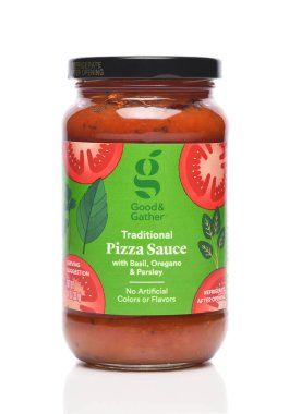 IRVINE, CALIFORNIA - 26 Eylül 2023: Bir kavanoz iyi ve geleneksel pizza soslu Basil, Parsely ve Oregano.