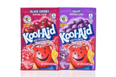 IRVINE, CALIFORNIA - 26 Eylül 2023: İki paket Kool-Aid içecek karışımı, Kara Kiraz ve Üzüm Lezzeti.