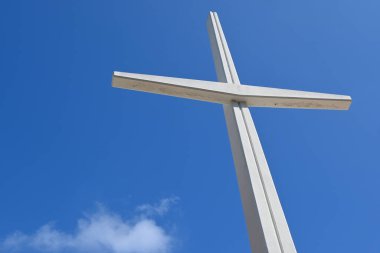 Sol alt köşesinde tek bulut olan açık mavi bir gökyüzüne karşı geç.