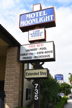 STANTON, CALIFORNIA -17 Eylül 2023: Plaj Bulvarı 'ndaki Moonlight Motel, 39..