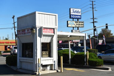 ORANGE, CALIFORNIA - 4 OCT 2023: Jubilee Meydanı 'nda Thru Motorlu Araç Kayıtlı Büfe Sürücüsü.