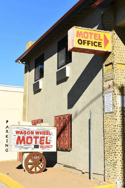 Santa Ana Kalifornia Październik 2023 Podpis Motelu Koło Wagonu Ulicy — Zdjęcie stockowe