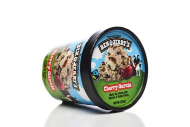 IRVINE, CALIFORNIA - 4 OCT 2023: Bir karton Ben ve Jerry 's Cherry Garcia Dondurması.