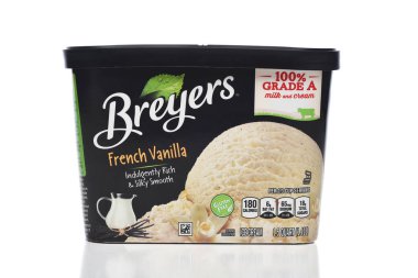 IRVINE, CALIFORNIA - 4 OCT 2023: Bir karton Breyers Fransız Vanilyalı Dondurması.