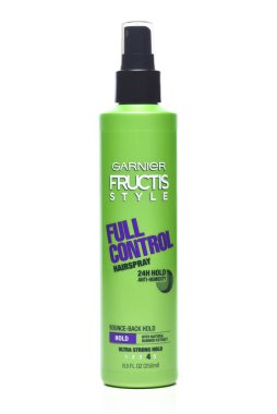 IRVINE, CALIFORNIA - 4 OCT 2023: Bir sprey pompa Garnier Fructis Tam Kontrol Saç spreyi.