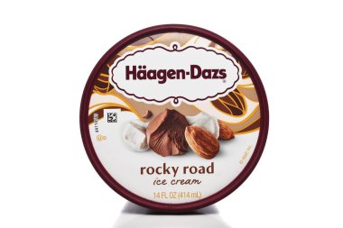 IRVINE, CALIFORNIA - 4 OCT 2023: Bir karton Haagen-Dazs Rocky Road Dondurmasının kapağı. 