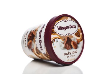 IRVINE, CALIFORNIA - 4 OCT 2023: Yanında bir karton Haagen-Dazs Rocky Road Dondurması