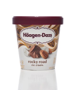 IRVINE, CALIFORNIA - 4 OCT 2023: Bir karton Haagen-Dazs Rocky Road Dondurması. 