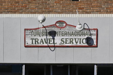 Santa ANA, CALIFORNIA - 10CT 2023: Santa Ana şehir merkezindeki ana caddede seyahat servisi tabelası.