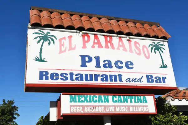 SANTA ANA, CALIFORNIA - 4 OCT 2023: 1. caddedeki El Paraiso Place Restoran ve Bar 'da imza.